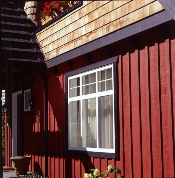 façade en bois rouge et fenetre